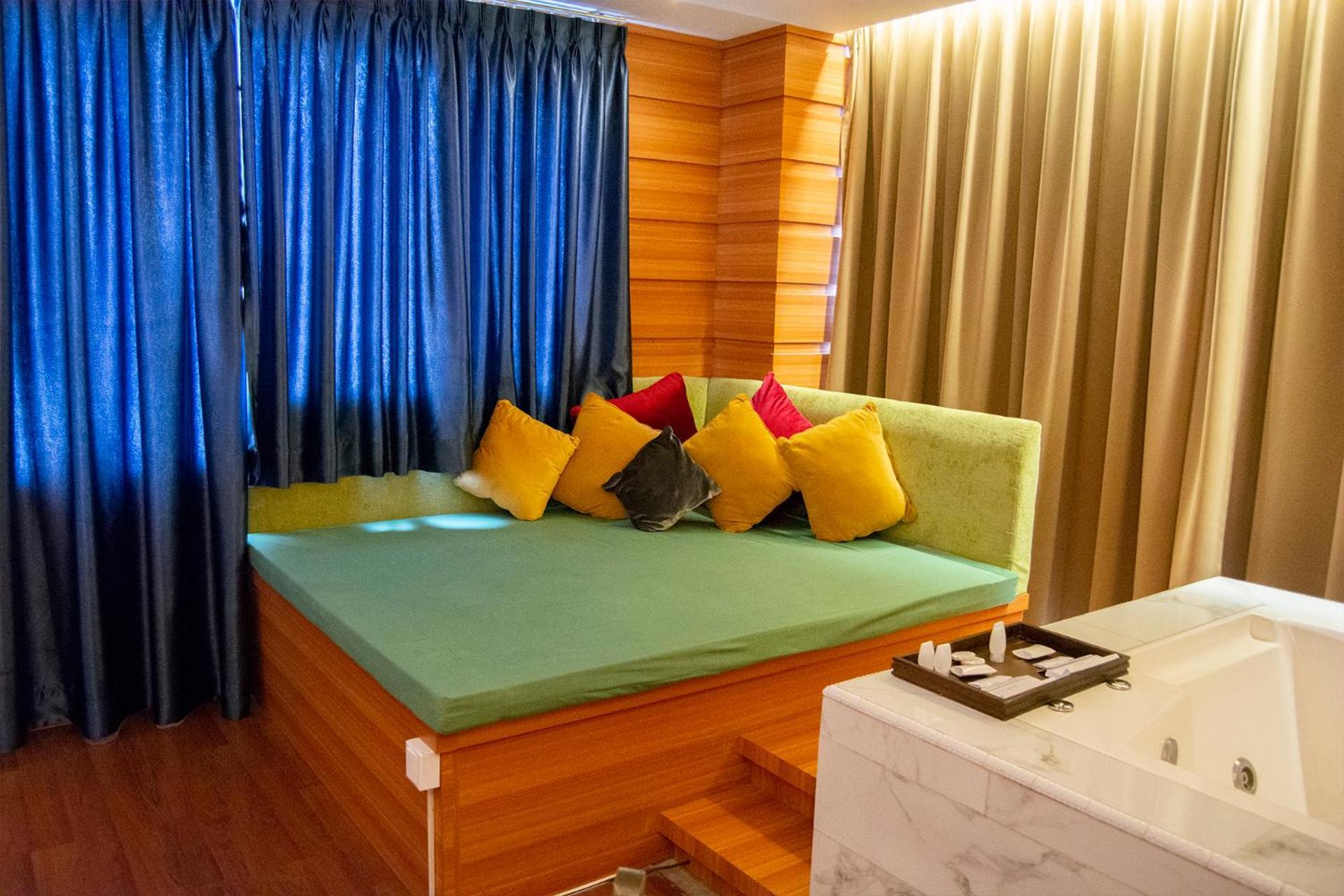 Royal Asnof Hotel Pekanbaru Esterno foto