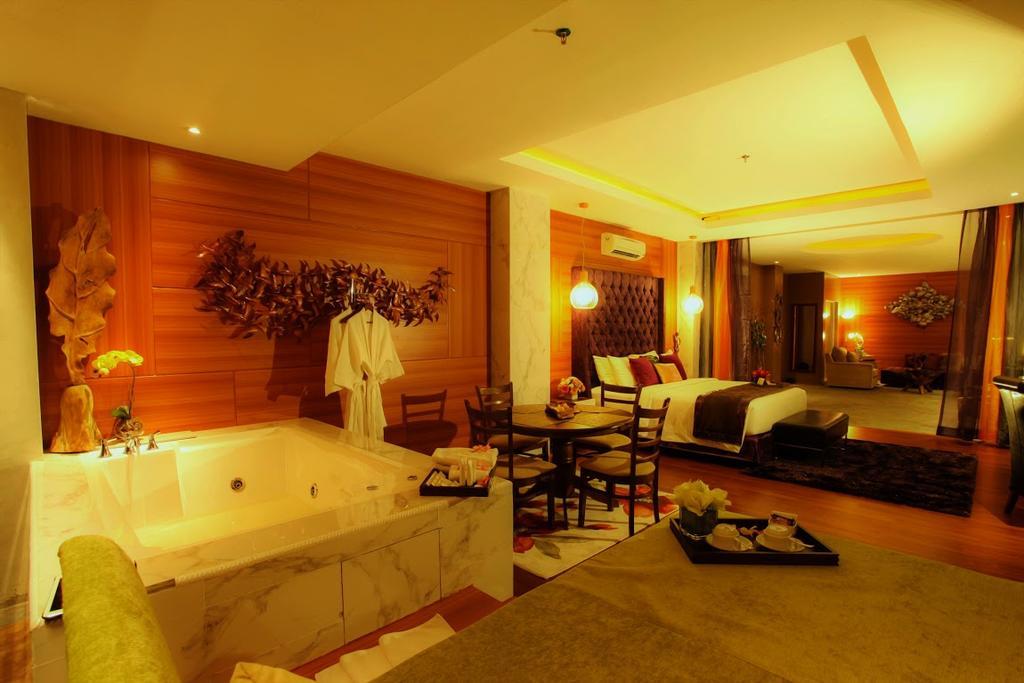 Royal Asnof Hotel Pekanbaru Esterno foto