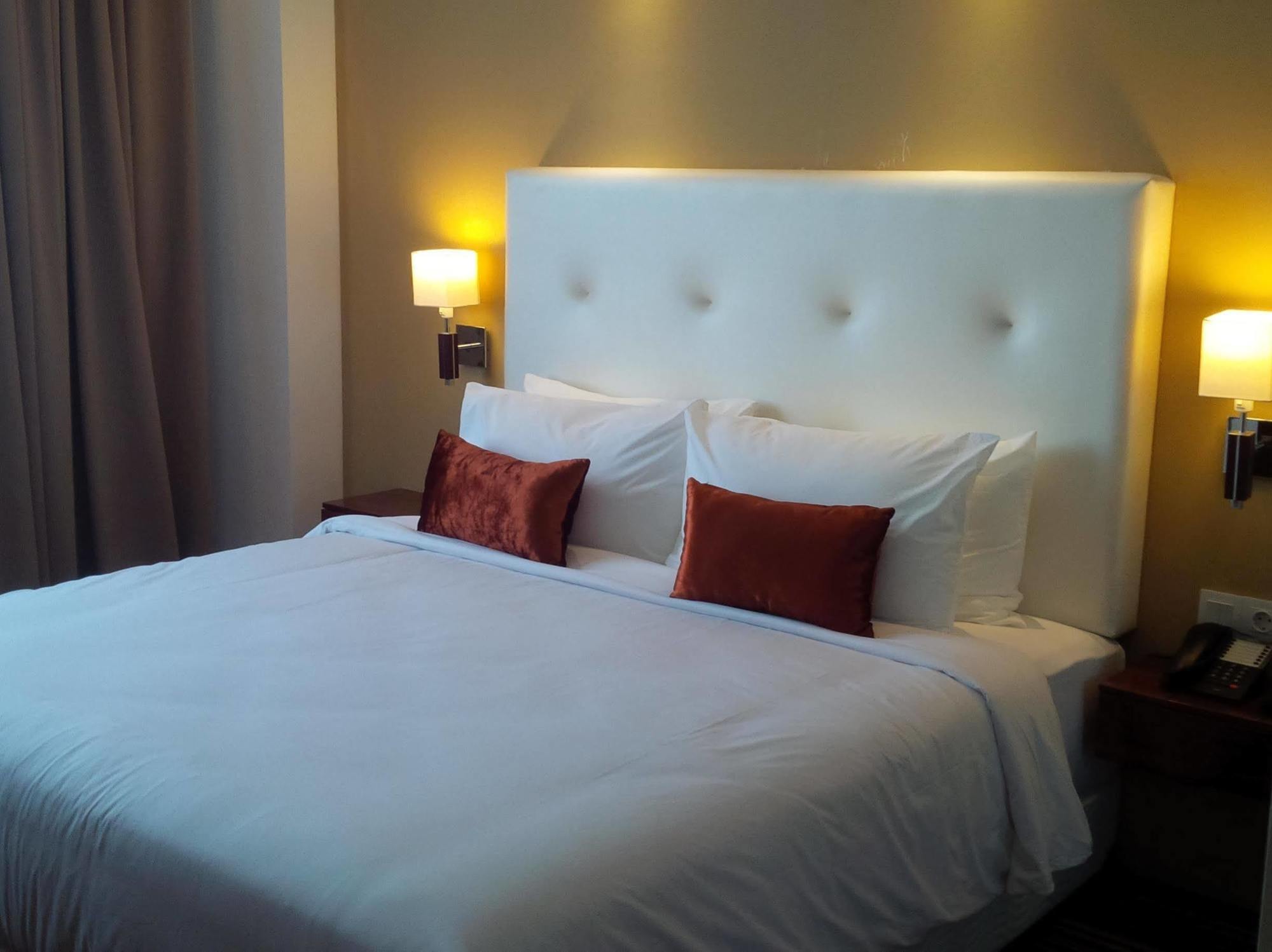 Royal Asnof Hotel Pekanbaru Esterno foto