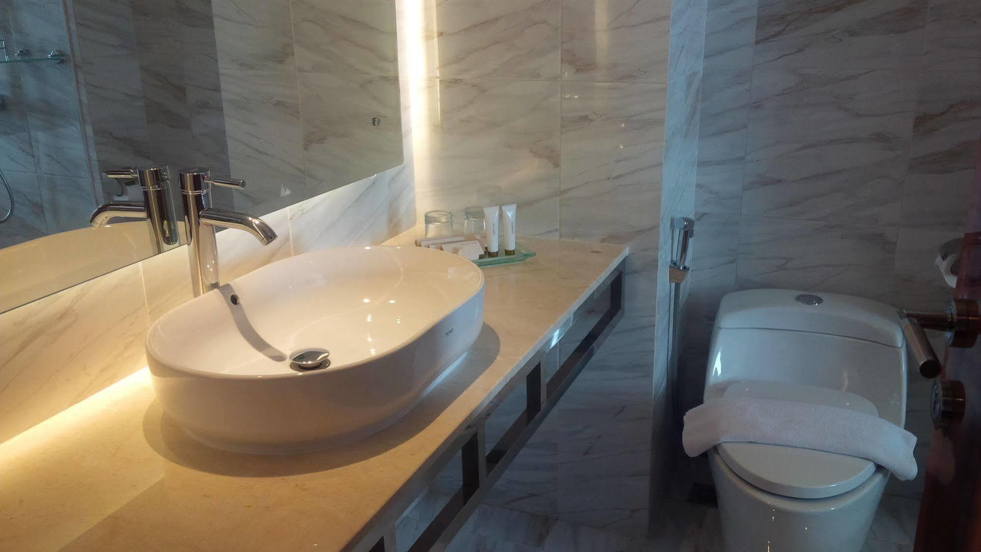 Royal Asnof Hotel Pekanbaru Esterno foto